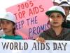 Vluntarios en la lucha contra el Sida disfrazados de condones participan en una marcha celebrada en Katmandú (Nepal).