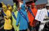 Vluntarios en la lucha contra el Sida disfrazados de condones participan en una marcha celebrada en Katmandú (Nepal).