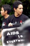 Un estudiante indonesio sostiene una pancarta durante la manifestación que llevaron a cabo cientos de estudiantes con motivo del Día Mundial del Sida.