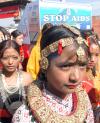 Niñas nepalesas con adornos étnicos participan en una marcha contra el Sida.
