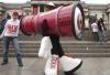 Un activista vestido como un telescopio que muestra un ojo vigilante, representando el mundo que vigila, en la plaza de Trafalgar de Londres.