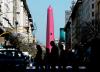 El obelisco de Buenos Aires amaneció cubierto por un preservativo de 67 metros de largo, como símbolo de la prevención del Sida.