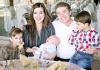 ni_031222005_3 
 Brenda Batarse de Ruenes y Carlos Ruenes Moscoso con sus hijos Sarah, Carlitos y Julián, en un agradable festejo
