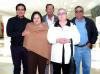 vi_04122005_1 
 Amelia viajó a San Diego y la despidieron Norberto, Patricia, Ricardo y Tere González.