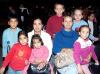 gr_04122005_1 
 Carlos Cuerda del Moral acompañado por un grupo de amigos en la fuesta que le organizaron sus padres