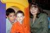 ni_04122005_8 
Daniel Enríquez Aguirre acompañado por su mamá, Elsa Aguirre Bañuelos y por su hermano Ricardo, el día que cumplió cuatro años de edad.