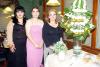 de_04122005_3 
 Peregrina López Carrillo acompañada por las anfitrionas de su fiesta de despedida Natalia y Aída.