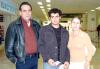 vi_07122005_3Leticia Rosales viajó a Honduras, la despidieron Juan y Emilio Martínez.