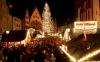 Miles de personas llenan las calles del tradiciomal mercado de navidad en Fráncfort, Alemania.