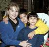 ni_10122005_1 
Graciela Llama con sus hijos Luis Enrique y María Fernanda Ruiz Llama