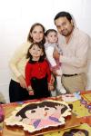 ni_10122005_3 
La pequeña Ana Cecilia Rodríguez Quintero acompañada por sus padres y su hermanito