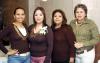 de11122005_7 
Claudia Salazar, Charo López, Ana Laura Vega, Lizy Galiano y Vicky Ortiz, acompañaron a Paty el día de su despedida de soltera.