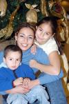 ni11122005_9 
Ivonne Vázquez de Pizarro con sus hijos Miroslava y Alejandro, en reciente convivio.