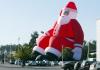 Un Papá Noel hinchable de 30 metros se exhibe en un estacionamiento de un centro comercial de Batalha, Portugal.
Se espera que lo registren como el mayor Papá Noel hinchable del mundo.