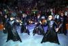 Muy al estilo Matrix, de vaqueros, como marinos, deportistas y hasta con traje aparecieron los bailarines, sin embargo tras el correr de la música se iban despojando de sus prendas hasta quedar en coloridos y diminutos bikinis.