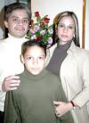ni_18122005_15 
 Graciela Oloño Borjón en compañía de Agustín Martínez y Said Morales en el festejo que le organizaron con motivo de su cumpleaños
