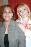 de_20122005 0 
Angélica Patricia Bocanegra Reyes junto a la anfitriona de su despedida, Josefina Herrera