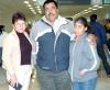 vi_23122005_0 
Benito Rodríguez viajó a California, lo despidieron Lorena Aguilar y Paloma Rodríguez.