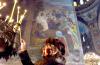 Una mujer enciende una vela durante la Misa de Gallo en la Catedral de San Alejandro en Sofía.