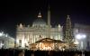 Vista general de la plaza de San Pedro del Vaticano iluminada por la decoración navideña al celebrarse la Misa de Gallo en la Basílica de San Pedro del Vaticano