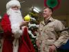 Un hombre vestido de Santa Claus bromea con un oficial de seguridad en el aeropuerto ubicada a las afueras de Kyrgyz en Asia Central.