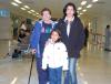 vi_26122005 3 
Leticia Torres y Michelle Palacios viajaron a Los Ángeles, los despdiió Estela Rodríguez.