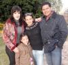 va_30122005_3 
Guadalupe Marcos de Talamás con sus hijos Miguel, Sofía y Brenda.