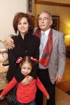 va_31122005_0
Miguel Mijares y Martha Ledesma de Mijares y su nieta Pamela.
