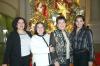 va_31122005_1 
María Cristina Muñoz Salazar junto a sus hijas, Claudia, Cristina y Sandra Sarraf Muñoz, en un festejo.