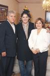 va_31122005_2 
Manuel Mancha Rosales y Martha Reza de Mancha, con su hijo Manuel.