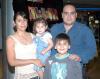 17052006 
Manuel y Marissa Castro, con sus hijos Manuel y Michael.