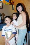 14062006 
Rocío Linares, con sus hijos Juan Pablo y Paola Sosa Linares.