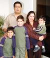 va_02012006_3
Ruth Gutiérrez de Nieto con sus esposo Narvick y sus nietos Narvick, Nezih y Nathaniel.