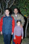 va_01012006 11
Anuar Silva Siwadi con sus hijos Andre y Arantxa Silva Aguilera