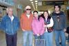 vi_07012006_1
Rebeca Durán, Lu Yep, Andrés Yep y Lesem Yep viajaron a Villahermosa, los despidió Salvador Valdez.