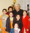 gr_10012006 1 
Con motivo de sus 60 años de vida, el señor José Cruz García Miranda recibió múltiples felicitaciones de su esposa y nietos, en el convivio que le ofrecieron hace unos días .jpg