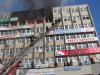 El fuego se extendió rápidamente por el edificio de nueve plantas y complicó la salida de las personas, y muchas de ellas saltaron desde las ventanas para escapar de las llamas, indicó la agencia noticiosa rusa Itar-Tass.