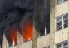El fuego se extendió rápidamente por el edificio de nueve plantas y complicó la salida de las personas, y muchas de ellas saltaron desde las ventanas para escapar de las llamas, indicó la agencia noticiosa rusa Itar-Tass.