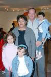 va_15012006_10 
James Mucahy y Minerva Maldonado de Mulcahy, con sus hijas Elaine, Clara y Astrid Mulcahy Maldonado.