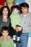 ni_15012006_7 
Sebastián Armijo Flores cumplió dos años de vida y por ello fue festejado por sus papás, Claudia de Armijo y Carlos Fernando Armijo.