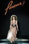 Una modelo luce un diseño de la marca Armando Basi para la temporada otoño-invierno 2006-2007 en un desfile de la primera jornada de la pasarela Barcelona.