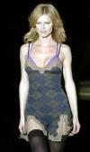 Una modelo luce un diseño de la marca Armando Basi para la temporada otoño-invierno 2006-2007 en un desfile de la primera jornada de la pasarela Barcelona.
