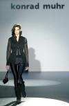 La top model checa Eva Herzigova, luce una creación de la diseñadora Totón Comella de la firmaTCN, durante la primera jornada de la moda en Barcelona.