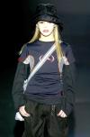 Una modelo luce una creación de la colección de otoño-invierno 2006-2007 del diseñador Joaquim Verdú.