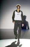 Una modelo luce una creación de la colección de otoño-invierno 2006-2007 del diseñador Joaquim Verdú.