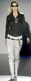 Una modelo luce una creación de la colección de otoño-invierno 2006-2007 del diseñador Joaquim Verdú.
