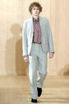 Un modelo muestra una creación de Trussardi en la pasarela para caballeros en Milán, Italia.