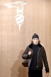 Un modelo muestra una creación de Trussardi en la pasarela para caballeros en Milán, Italia.