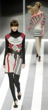Un modelo muestra una creación de Trussardi en la pasarela para caballeros en Milán, Italia.