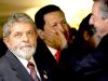 Los presidentes de Argentina, Néstor Kirchner (der) conversa con el de Venezuela Hugo Chávez (c) y de Brasil, Luiz Inacio Lula da Silva (izq), durante la toma de posesión.